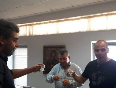 Κρήτη: Όρεξη για πολιτική κουβέντα είχε ο Γ. Βαρουφάκης αλλά ο δήμαρχος Ανωγείων του σερβίρει ρακί! (βίντεο)